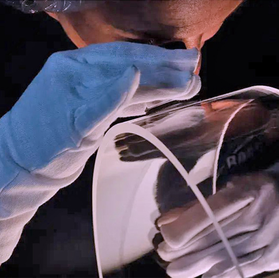 Qualität und höchste Präzision bei der Produktion von Quarzglasrohren Manuell-visuelle Begutachtung eines Quarzglasrohrabschnittes